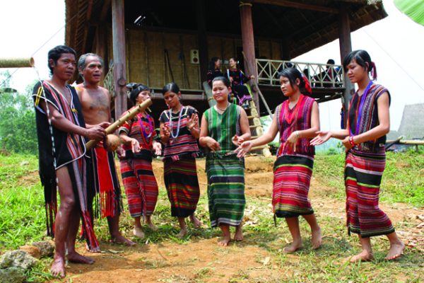 Vietnamese Traditional Costumes - Indochina Tours